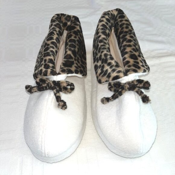 NEW-TOTES & ISOTONER Ankle Booties Slippers Leopard Trim Women's Size 6.5-7.5 M - Picture 1 of 8